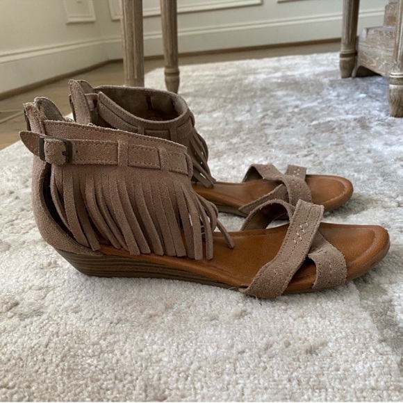 Minnetonka Suede Festival Fringe Sandals - Picture 2 of 6